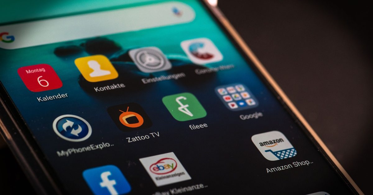 手机屏幕上展示中彩网双色球综合分布走势图 App 的数据看板界面，青柠绿高亮标记当期分布格子，旁边散落着几张手写对照笔记